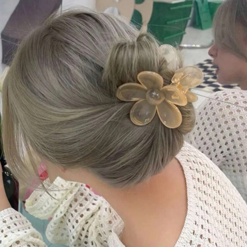 NWOT Flower-Shaped Hair Claw Banana Clip